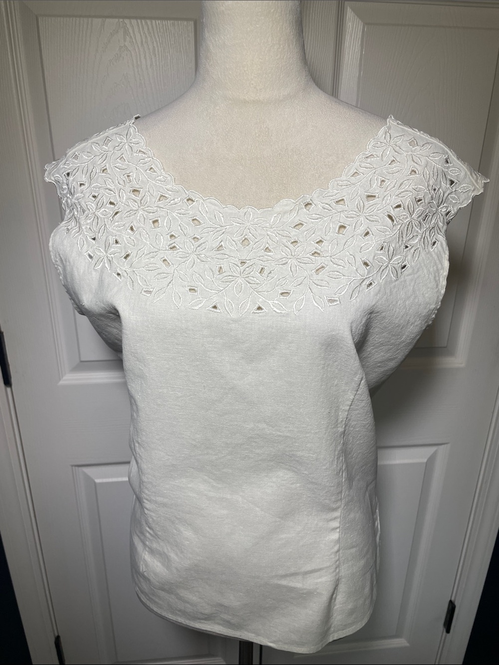Vintage Morelle Off White Lace Yoke Sleeveless Button Back Linen Cotton Blouse